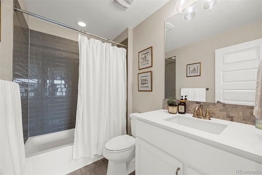 Full bathroom on 3rd floor