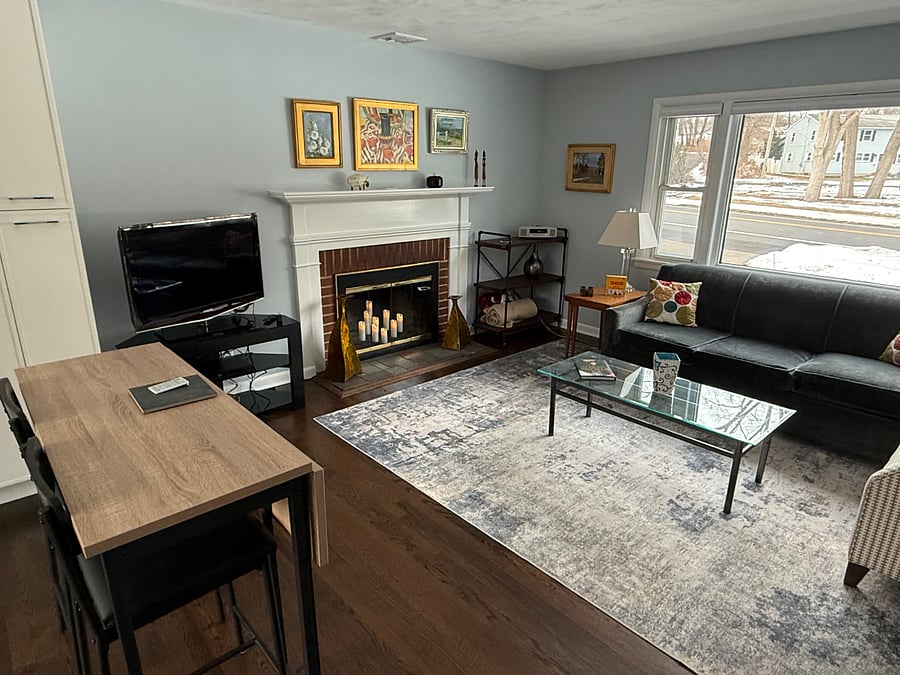 Beautifully decorated living room with fireplace (nonfunctioning).