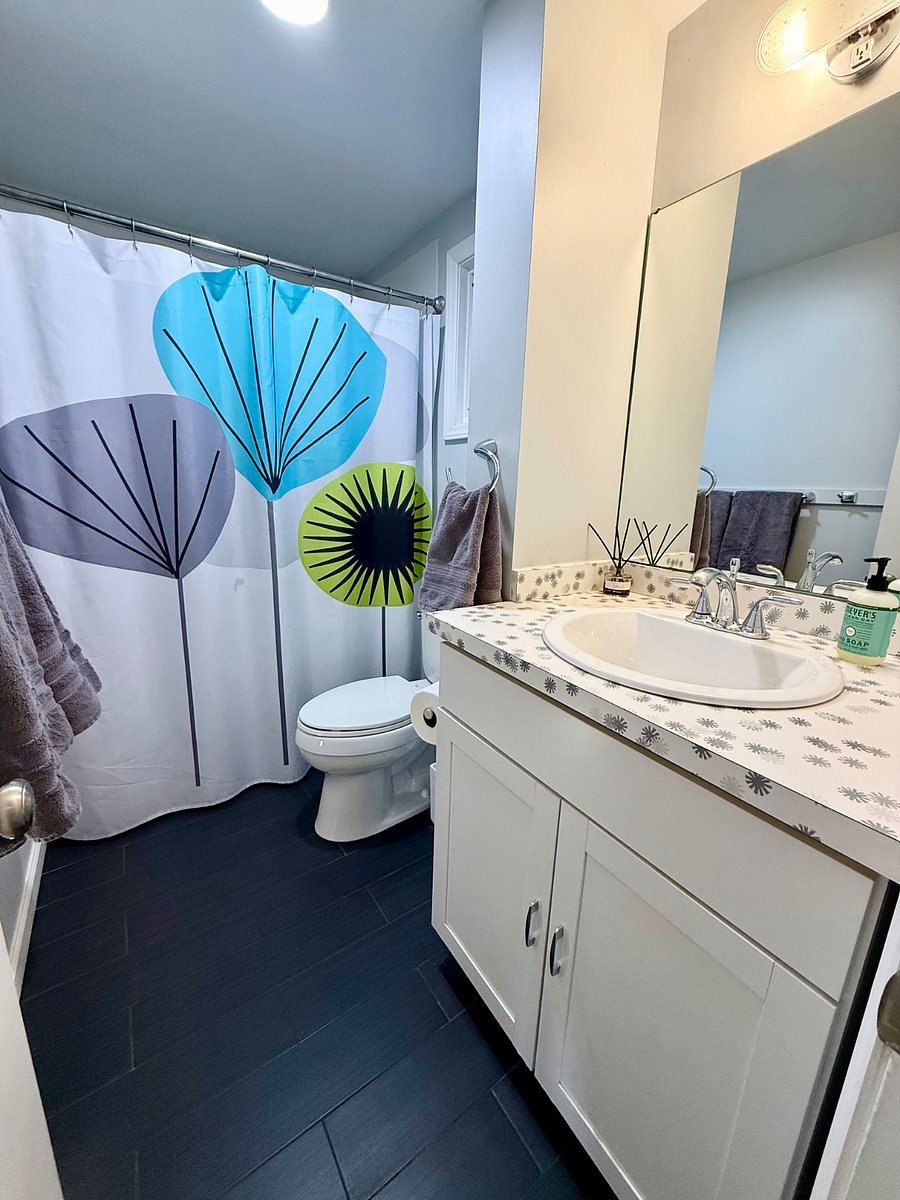 Bathroom with shower/bathtub combo 