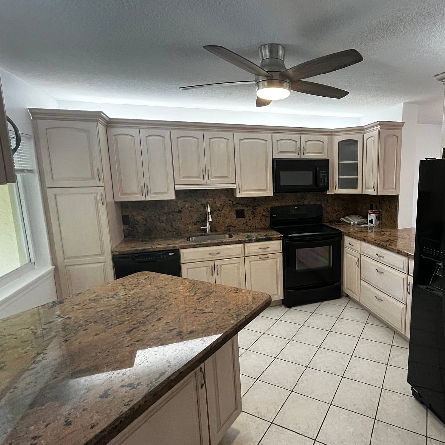 Full size kitchen
