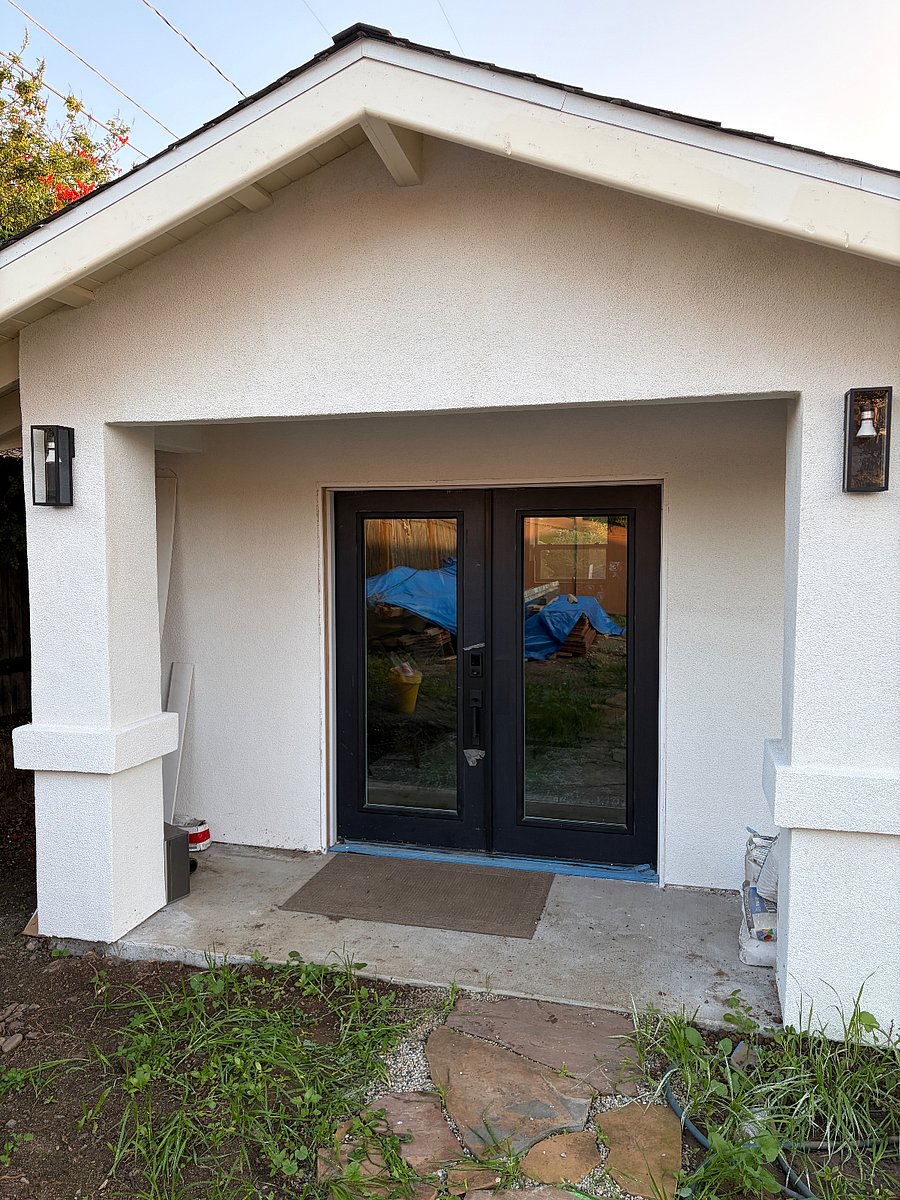 Own access into the guest house 