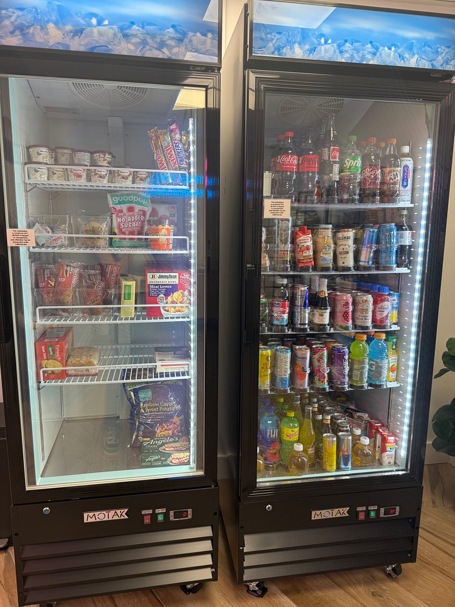 The building provides a mini market, although Ralphs grocery store is located across the building and closes at 1 AM. The buildings mini market can be accessed at any time of day.