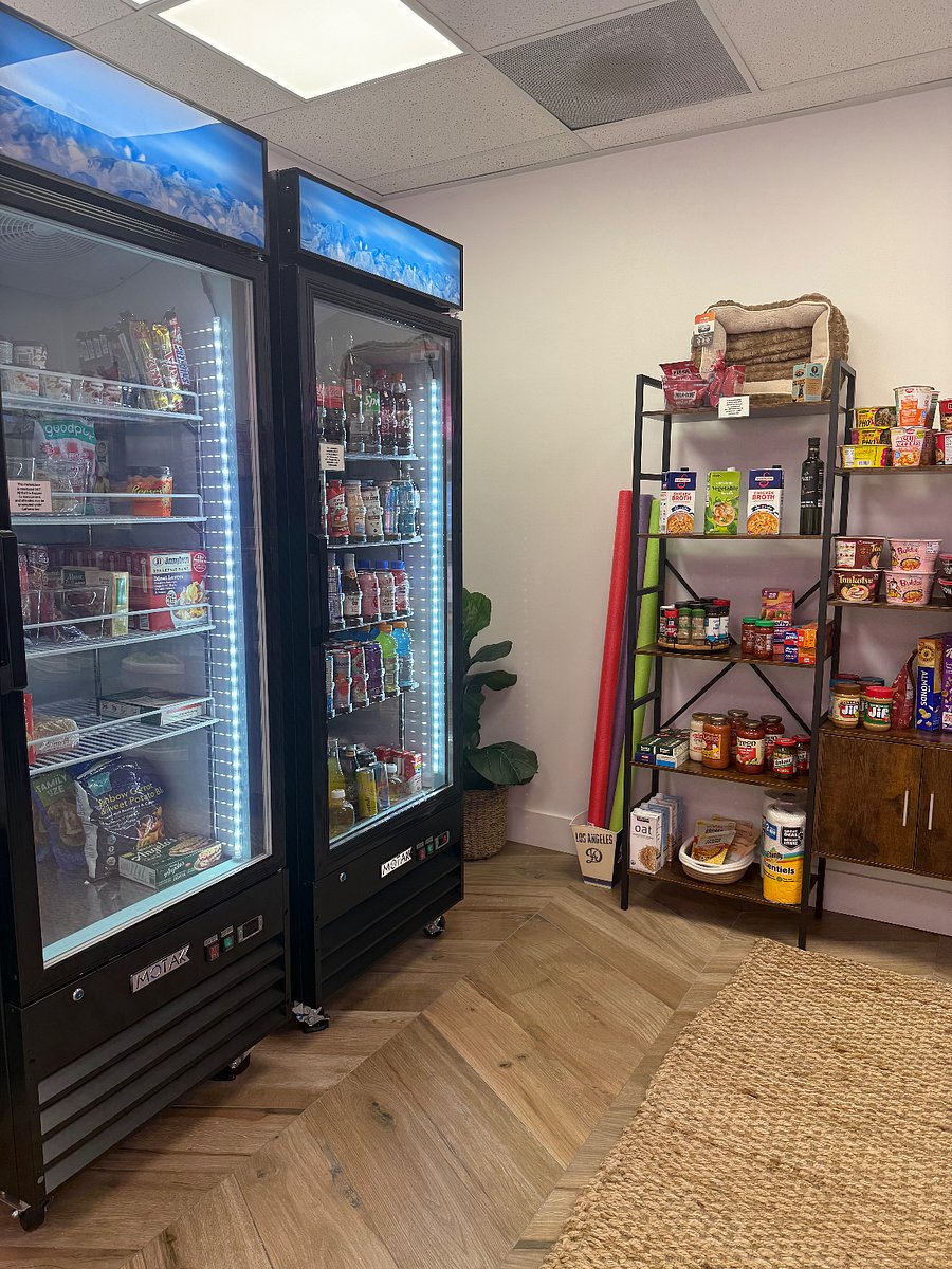 The building provides a mini market, although Ralphs grocery store is located across the building and closes at 1 AM. The buildings mini market can be accessed at any time of day
