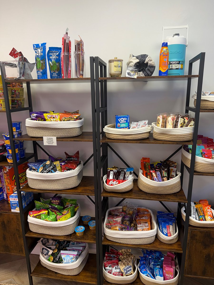 The building provides a mini market, although Ralphs grocery store is located across the building and closes at 1 AM. The buildings mini market can be accessed at any time of day.