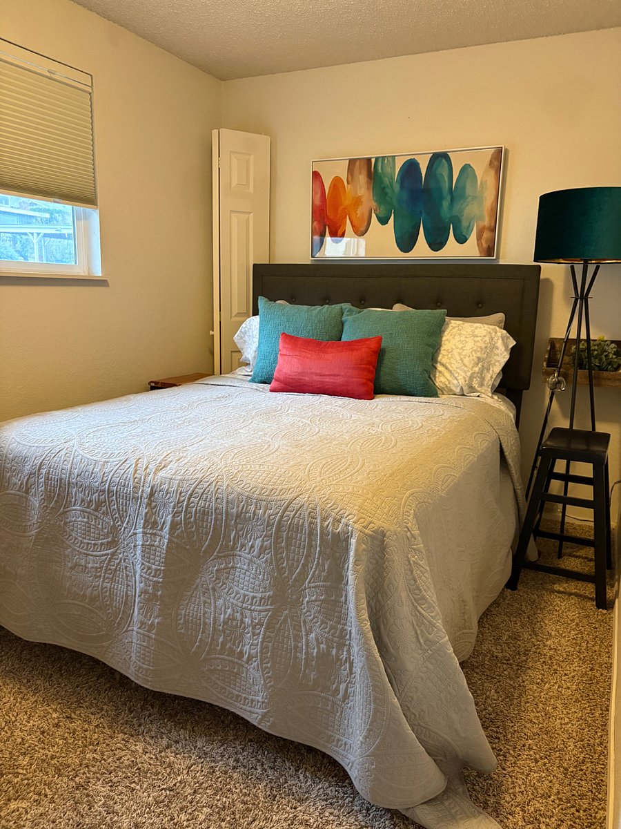 Smaller second bedroom queen bed.