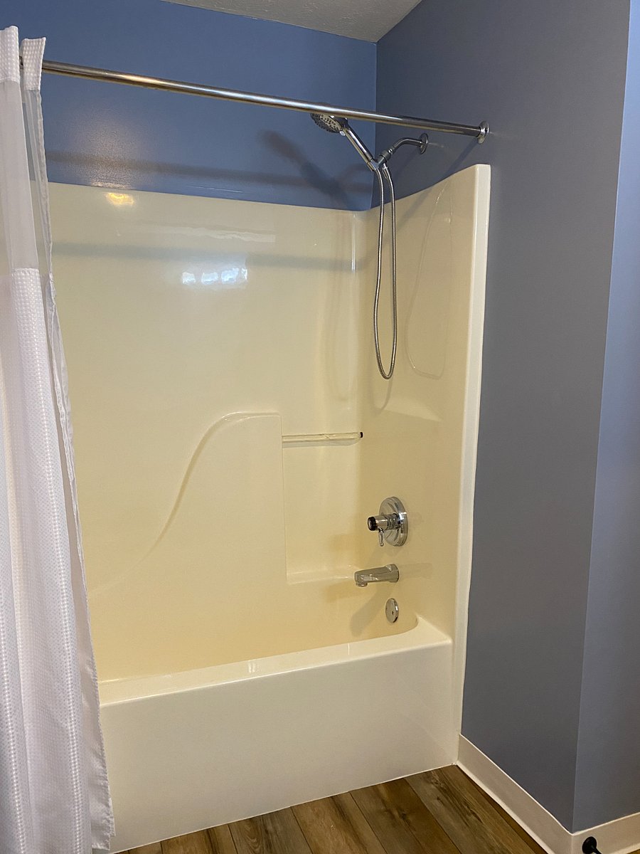 Bathroom 2 Tub/Shower