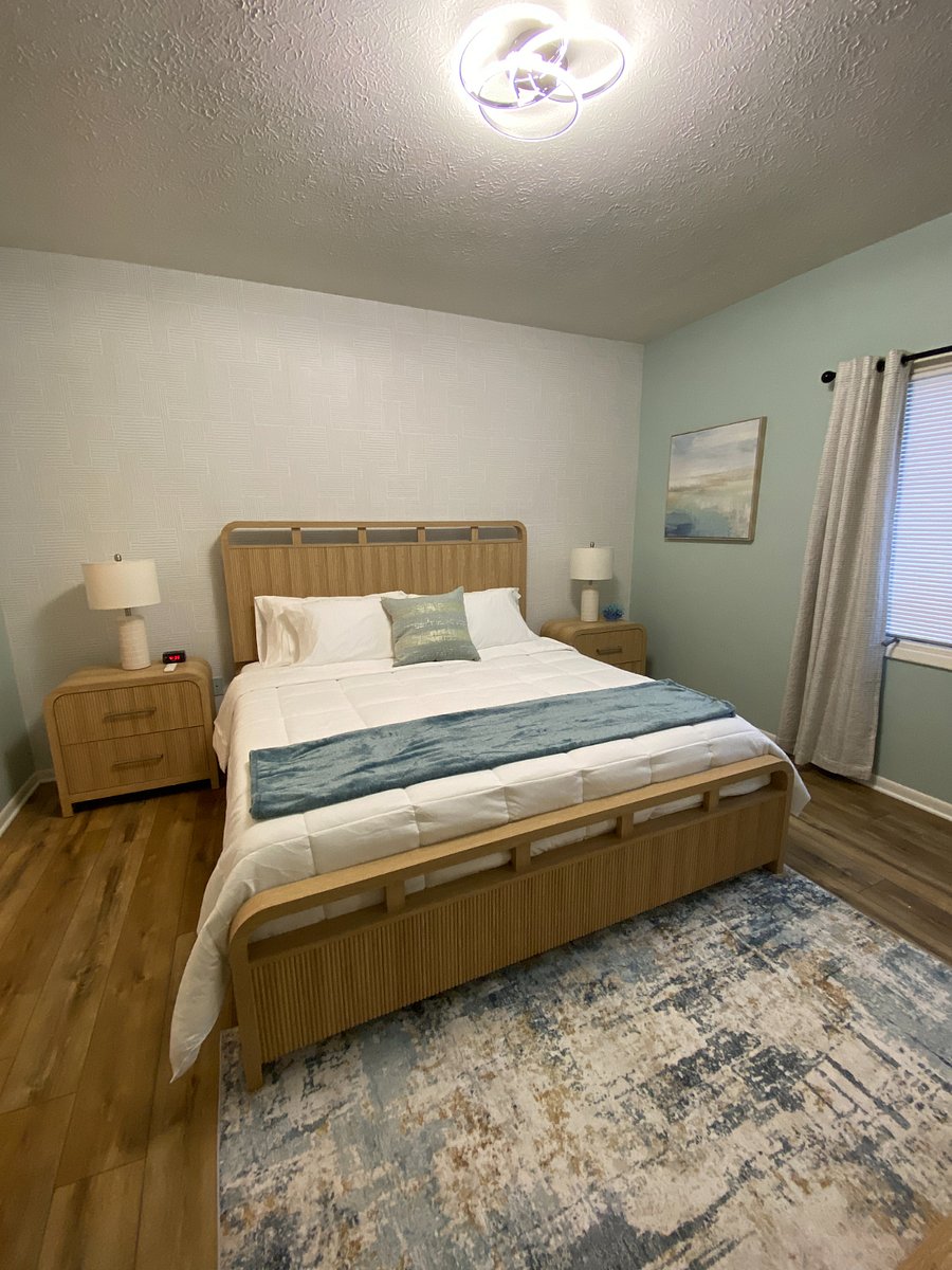 Primary Bedroom King Size Bed - 2 nightstands
