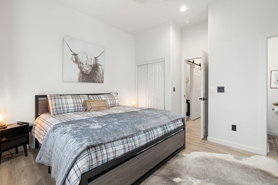 Kind bed  with 1/2 bath