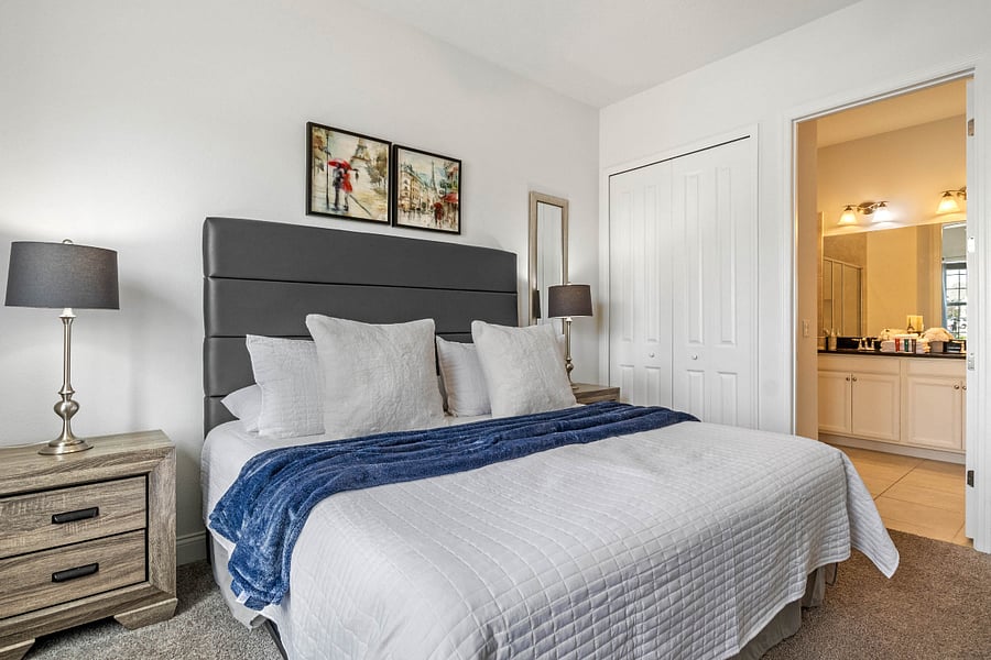 Bedroom 1 - King Bed (First Floor)