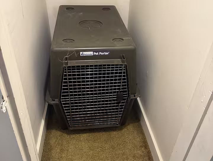 Large breed dog kennel available for use in the upstairs closet.