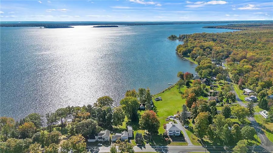 Great lake access and beautiful views. Close to 3 Mile Bay Sand Bar.