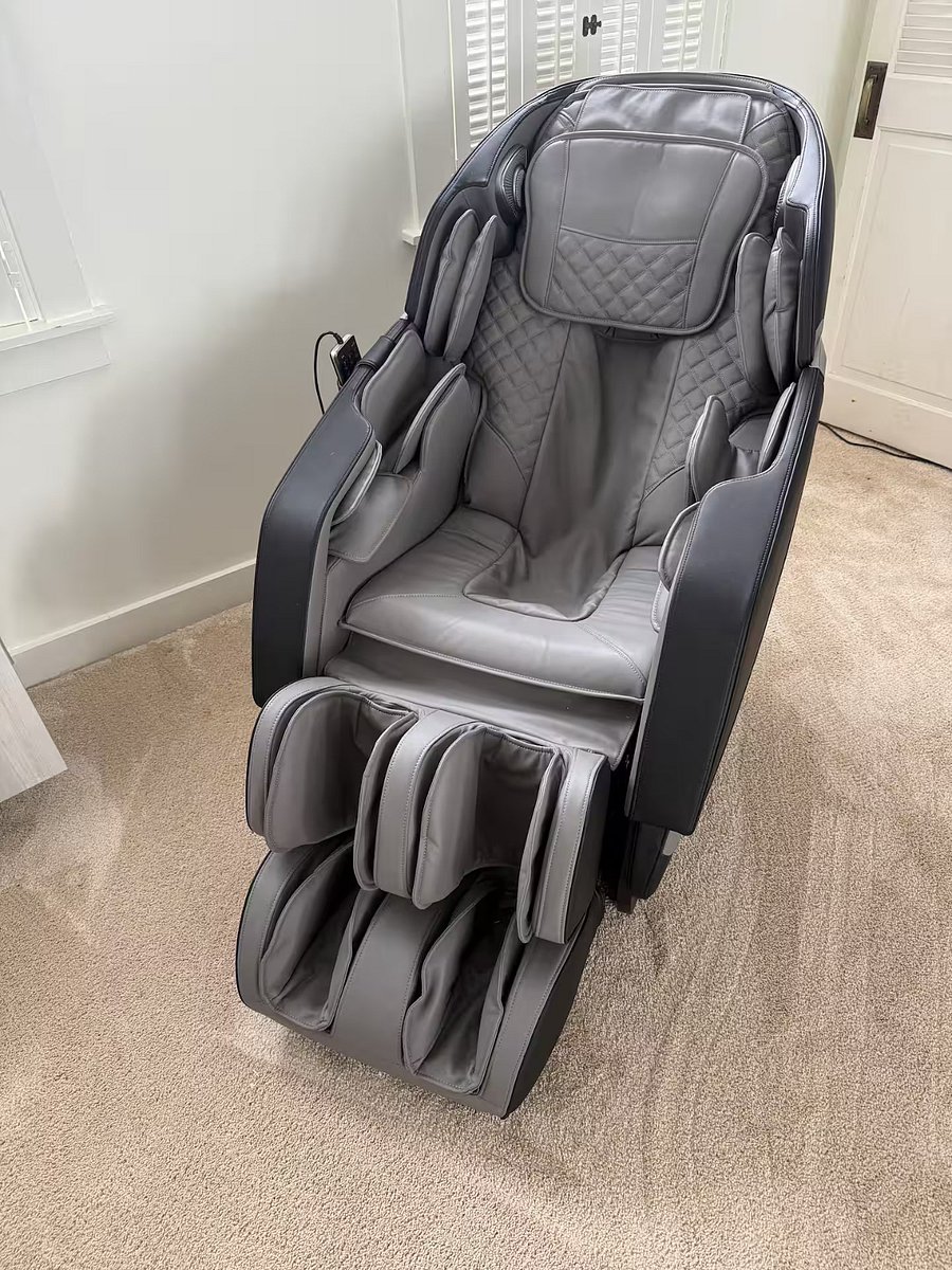 4D massage chair with tilting zero gravity functions. Fully body massage with rollers for neck, upper back, lower back, legs and feet with heat function and music.
