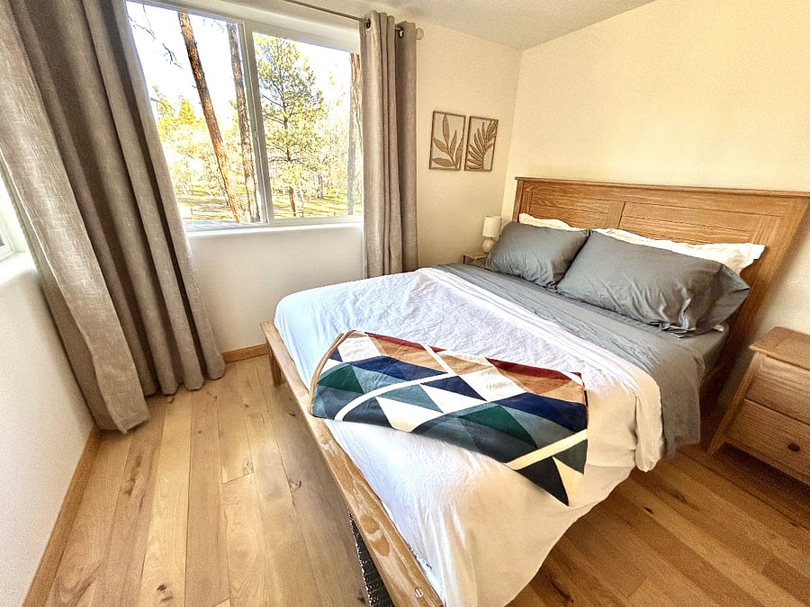 Primary bedroom with a queen bed.