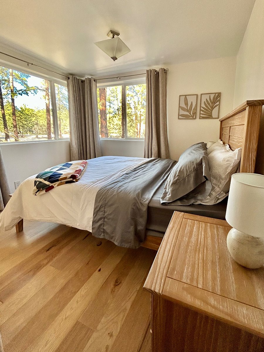 Primary bedroom with a queen bed.