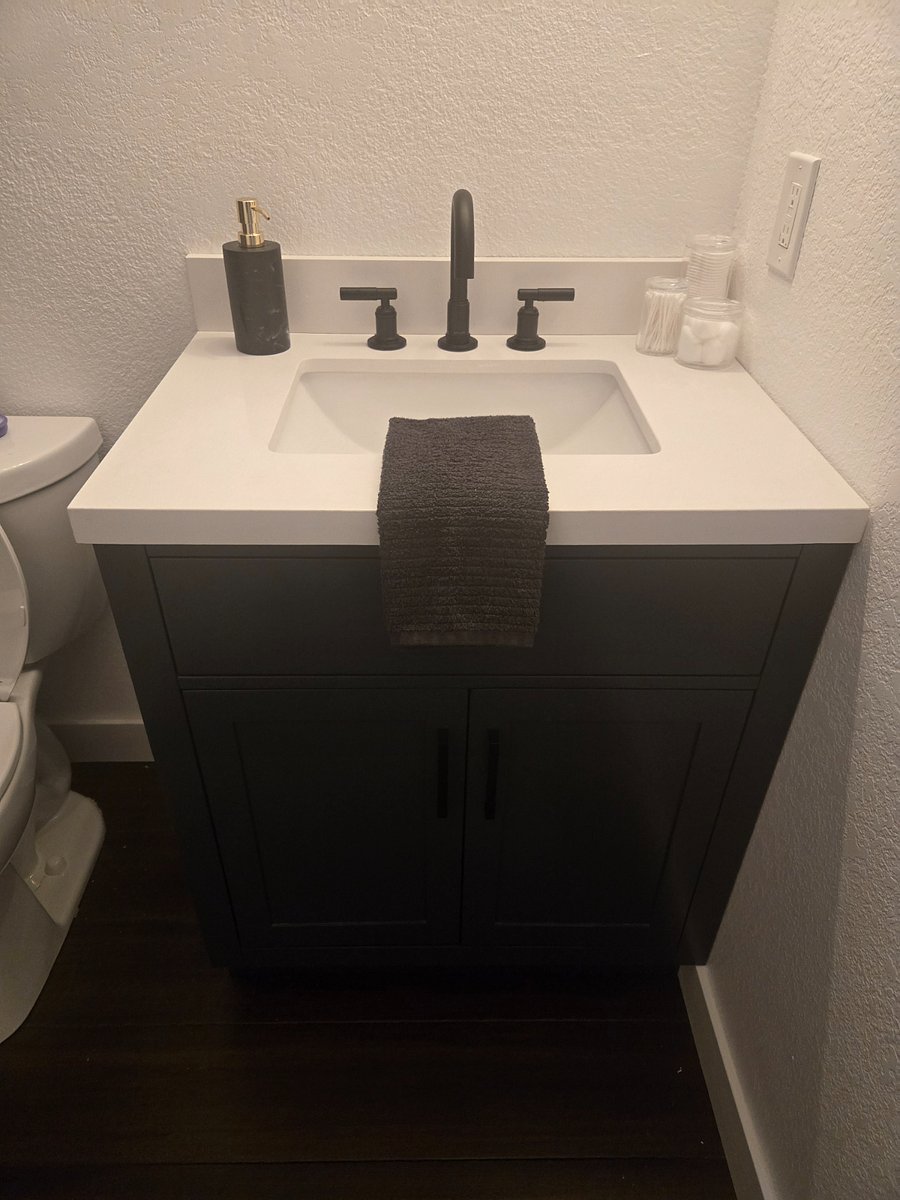 Bedroom 3 bathroom
-new vanity in midnight blue
-quartz countertop
-Kohler faucet
-full bath/shower combo