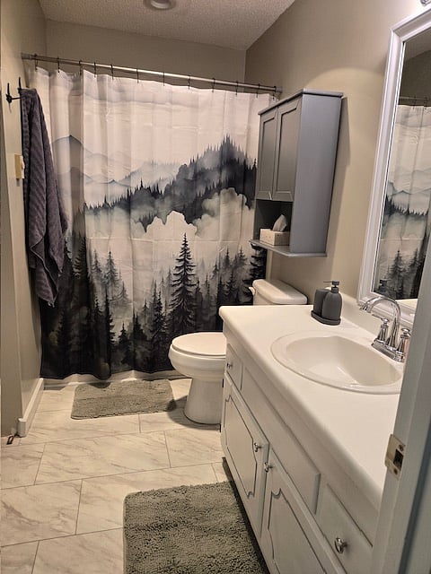 Bathroom with tub/shower