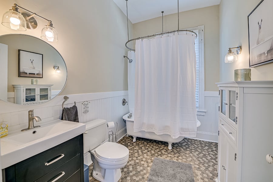 Bathroom with Clawfoot Tub/shower