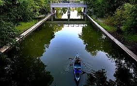 You can paddle, walk, run or bike across the channels connecting several of the city's lakes.