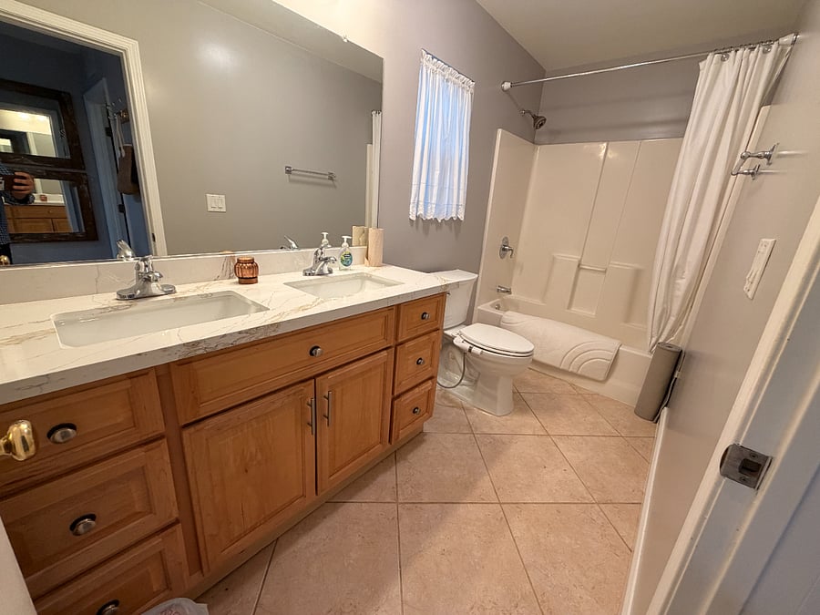 Dual-vanity bathroom