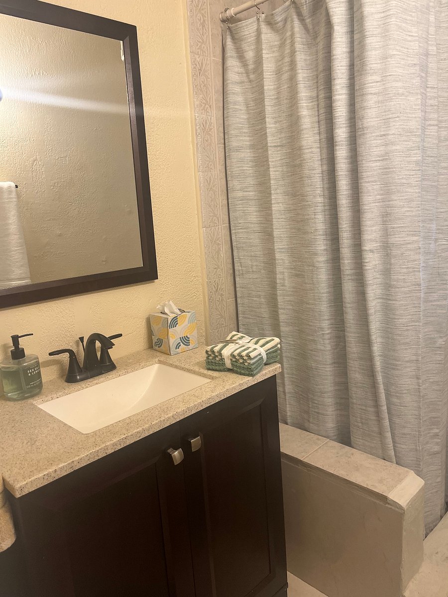 Main bedroom has full bath en suite