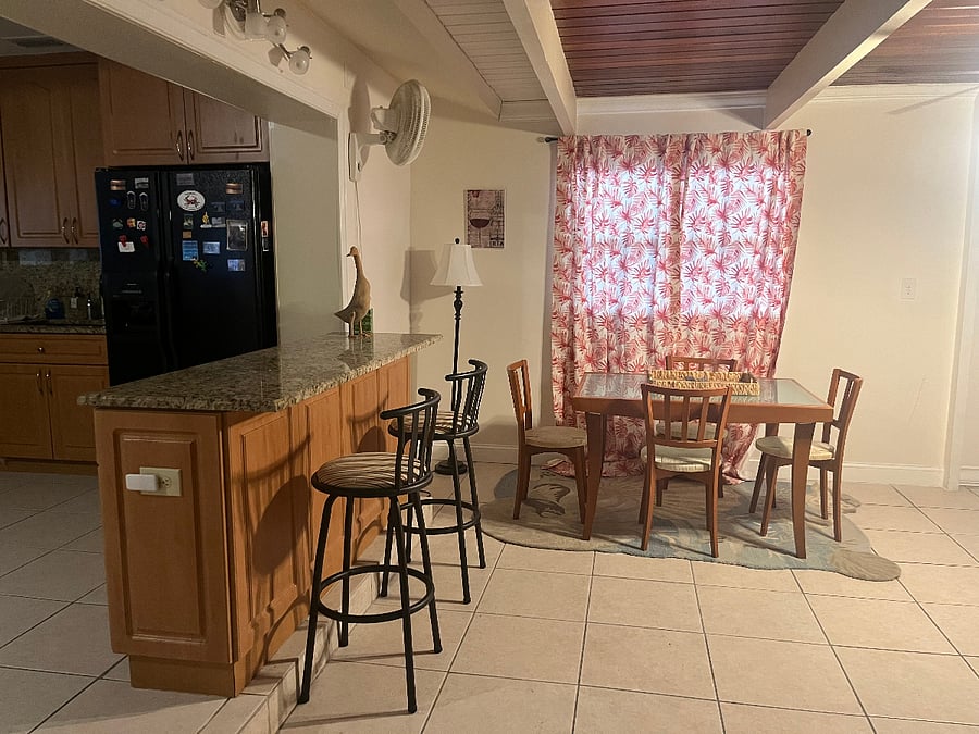 Breakfast bar and dinette