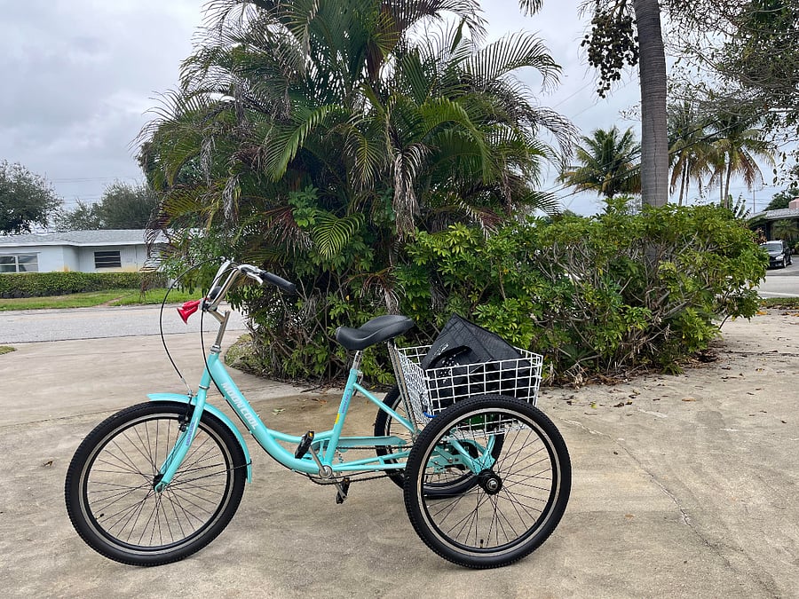 Trike cruiser with lock, cargo basket, high-visibility backpack and cover for exploring, shopping and going to the beach