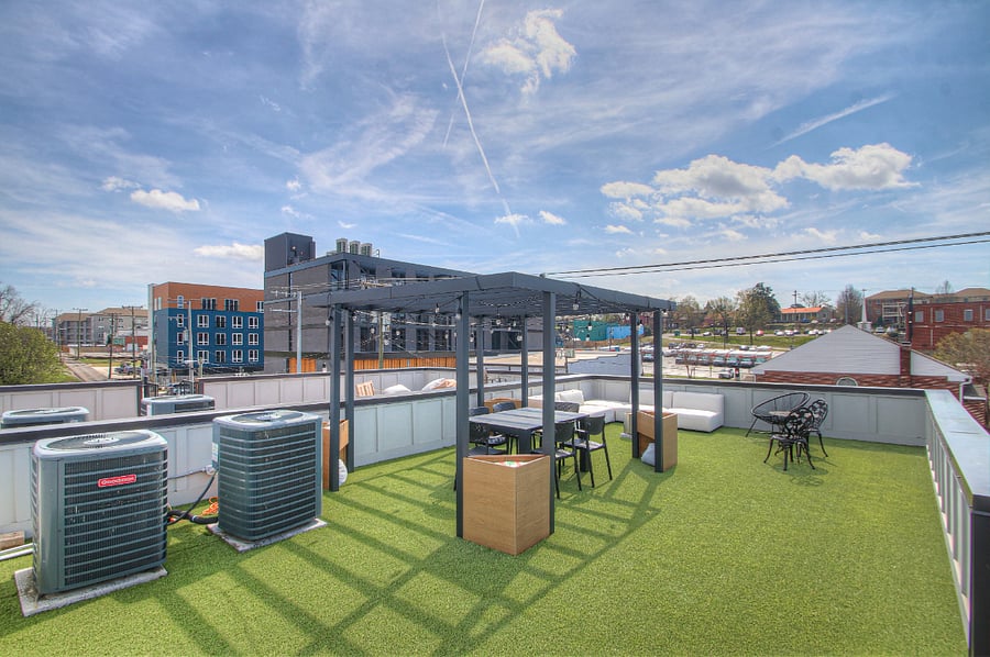 Beautiful views of the Downtown Nashville skyline!
Live the al fresco life with your luxury Nashville rooftop deck - enjoy bonfires, sunrise breakfasts & dinners, and throw cozy cocktail parties with friends. Beautiful views of the Downtown Nashville skyline!