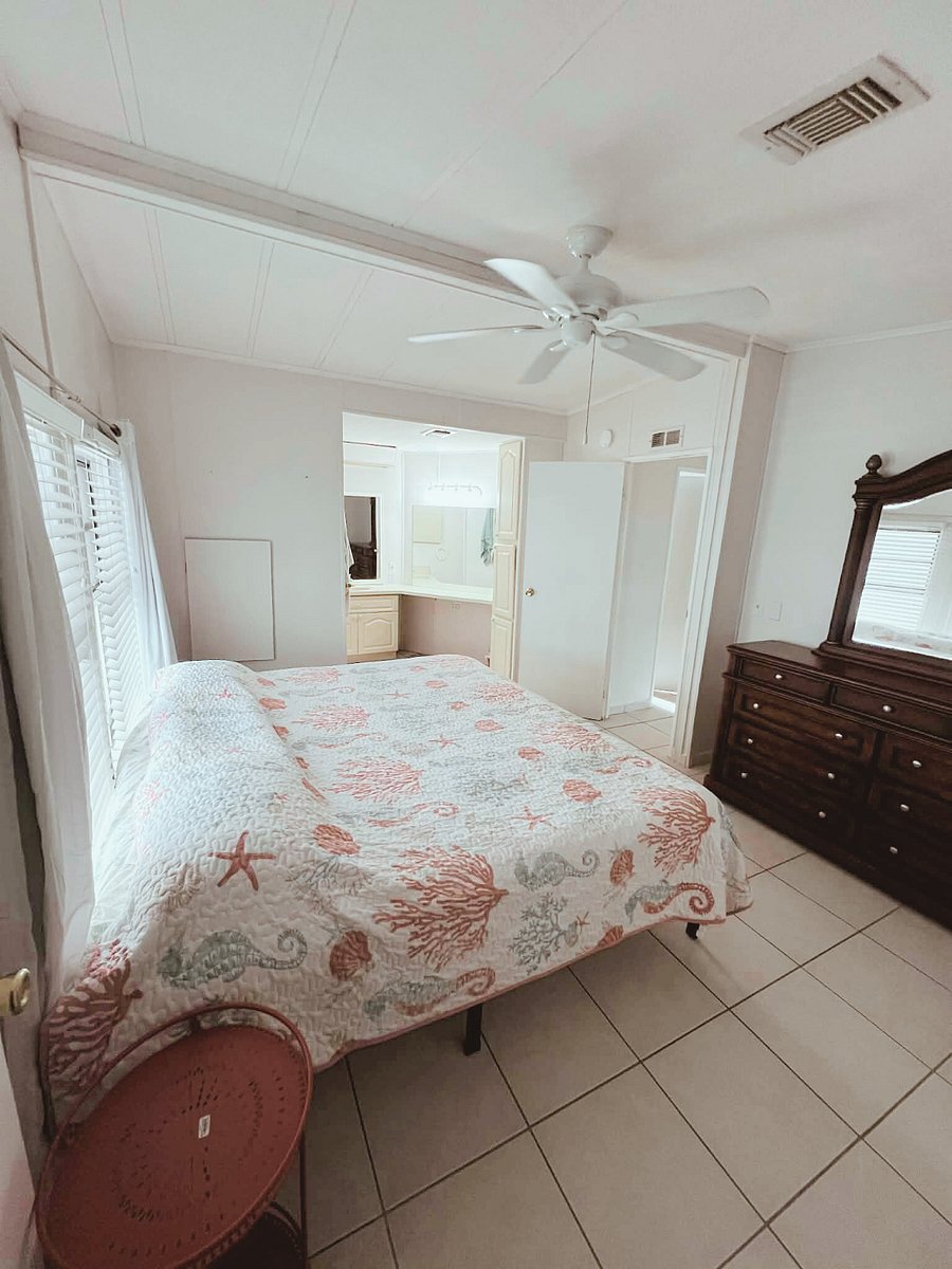 Master bedroom with King sized bed, large walk in closet & ensuite bathroom. 