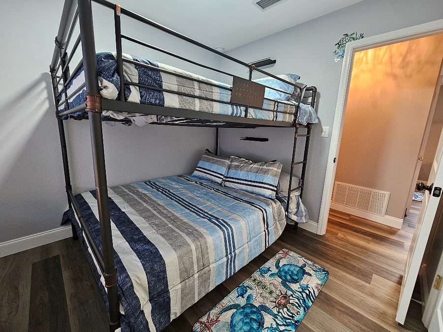 Bedroom #3 Queen Bunkbeds/Turtle Room