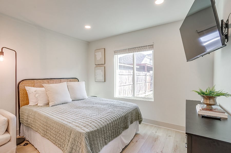 Queen-size bed, sofa, full kitchen, full bath, laundry