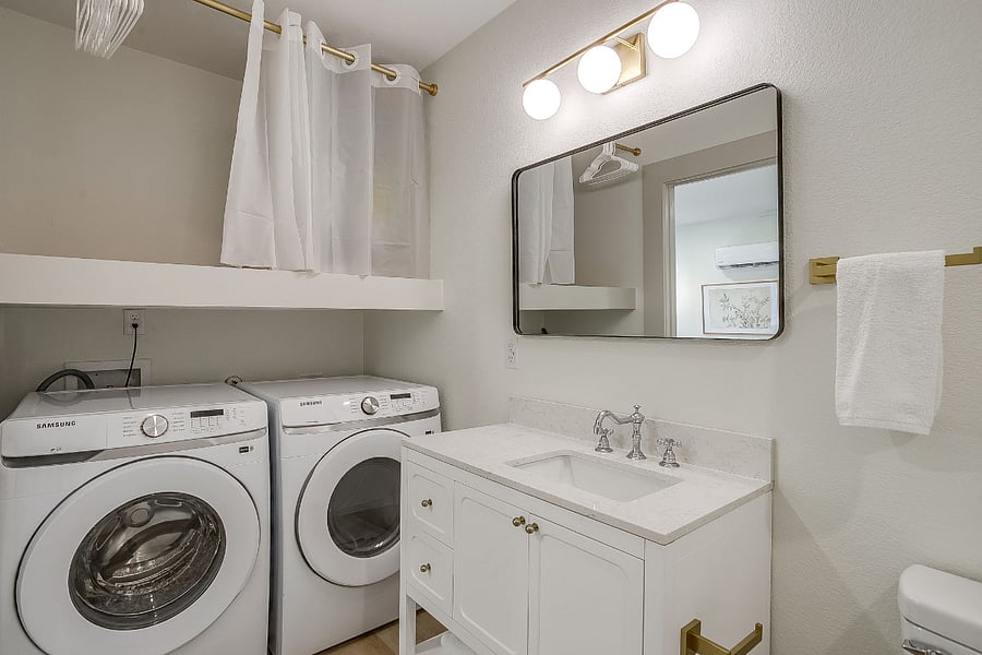 Queen-size bed, sofa, full kitchen, full bath, laundry