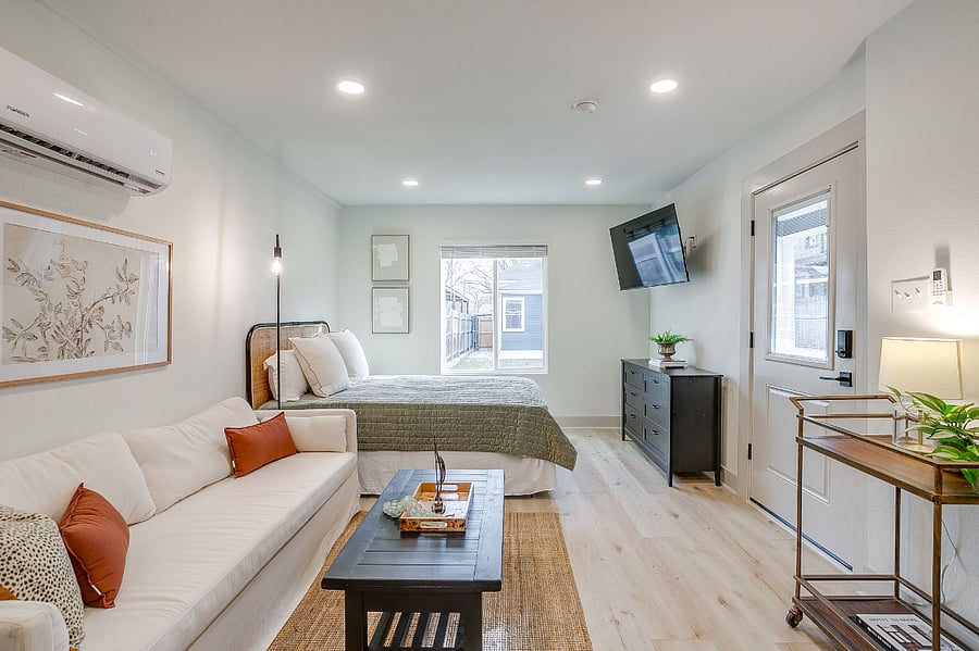 Queen-size bed, sofa, full kitchen, full bath, laundry