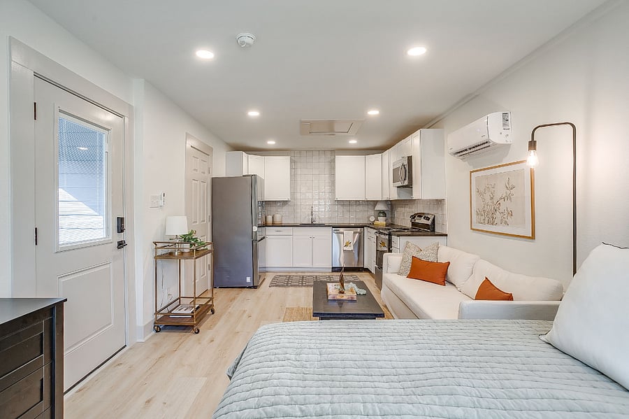 Queen-size bed, sofa, full kitchen, full bath, laundry