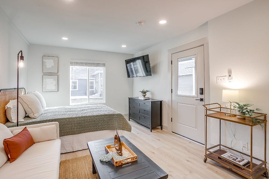 Queen-size bed, sofa, full kitchen, full bath, laundry