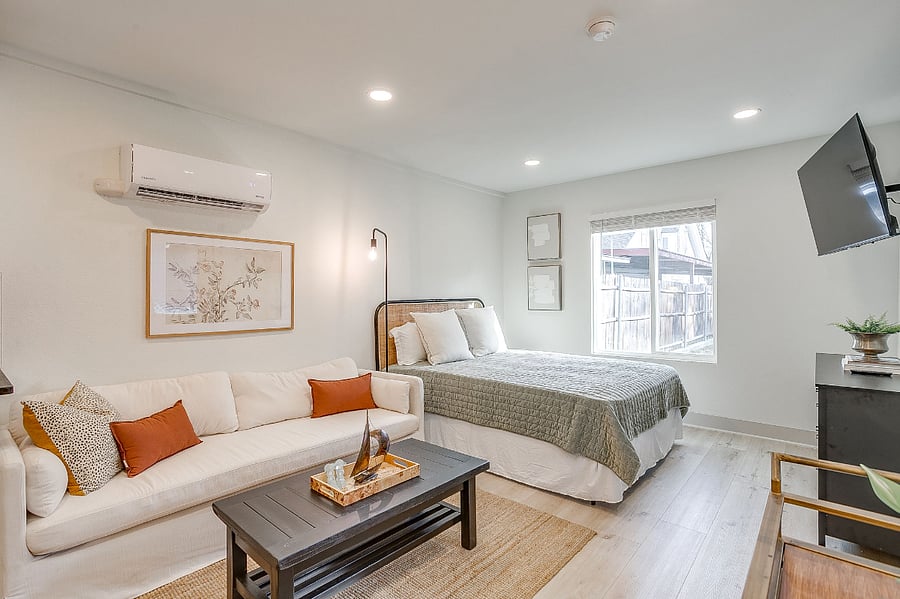 Queen-size bed, sofa, full kitchen, full bath, laundry