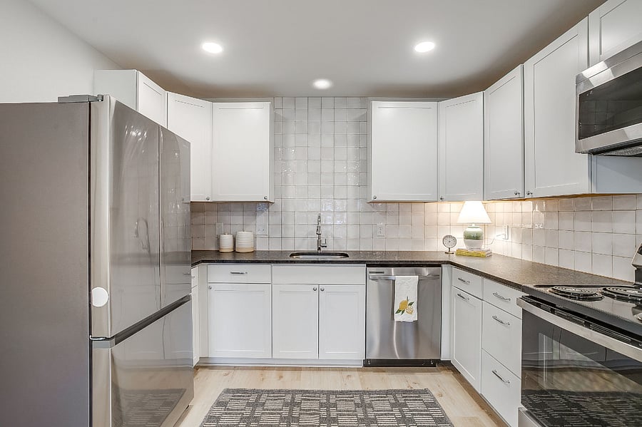 Queen-size bed, sofa, full kitchen, full bath, laundry