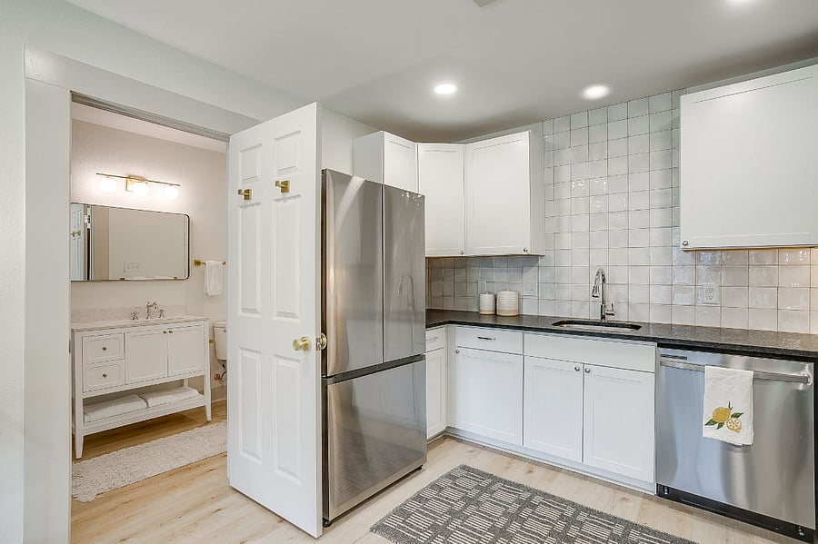 Queen-size bed, sofa, full kitchen, full bath, laundry