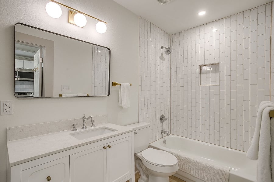Queen-size bed, sofa, full kitchen, full bath, laundry