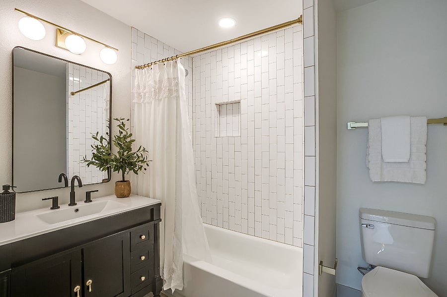 Full bath with tub/shower combo
