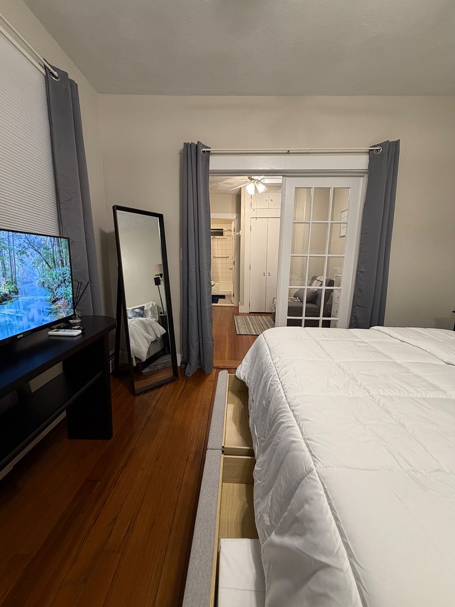 Bedroom #1-qween size bed