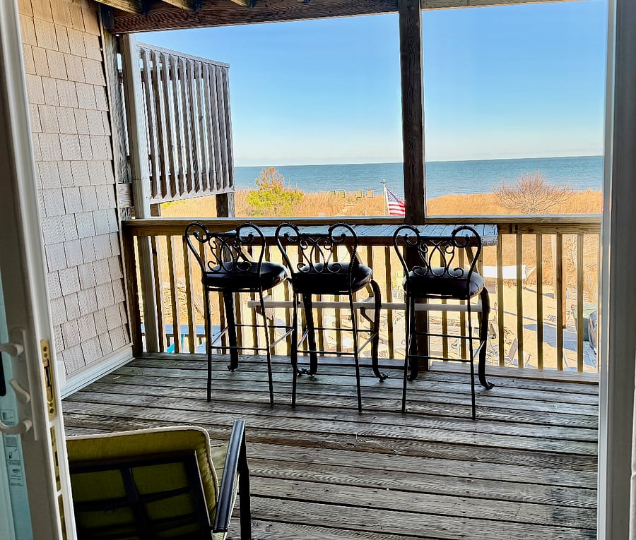 Deck with a built-in bar table and bar stools to enjoy the view and 2 armchairs!