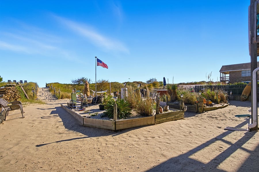 Private Access to the beach and chill area!