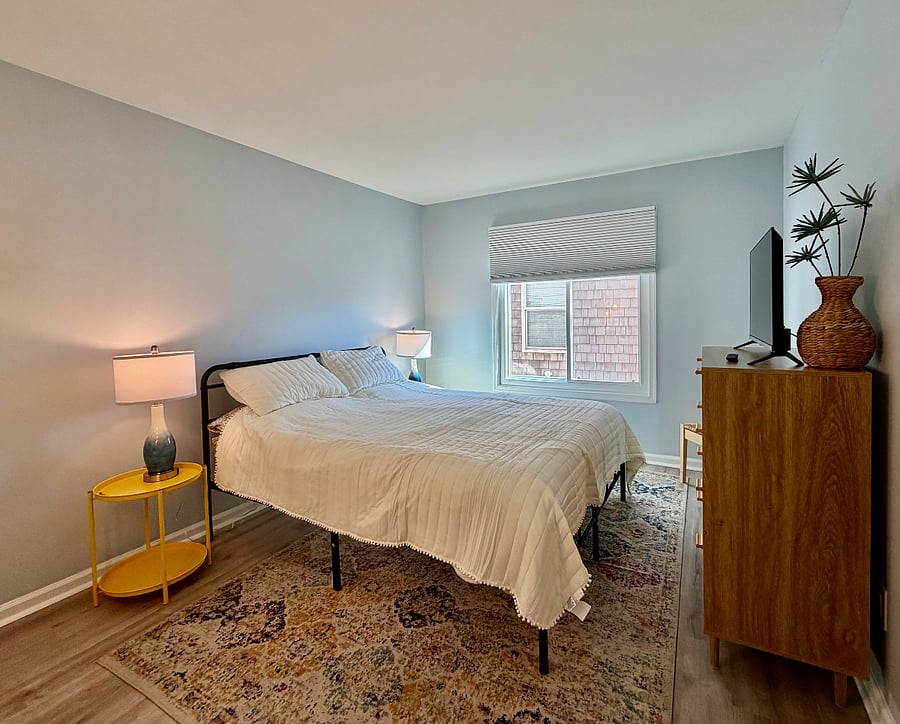 Second BR Queen Bed, Full Bath in Hallway