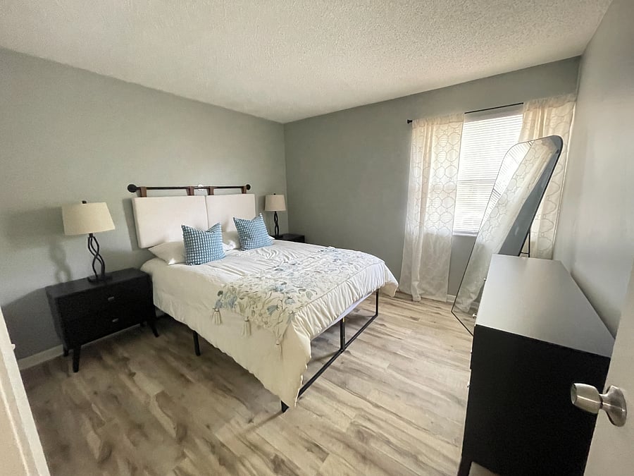 Guest bedroom.