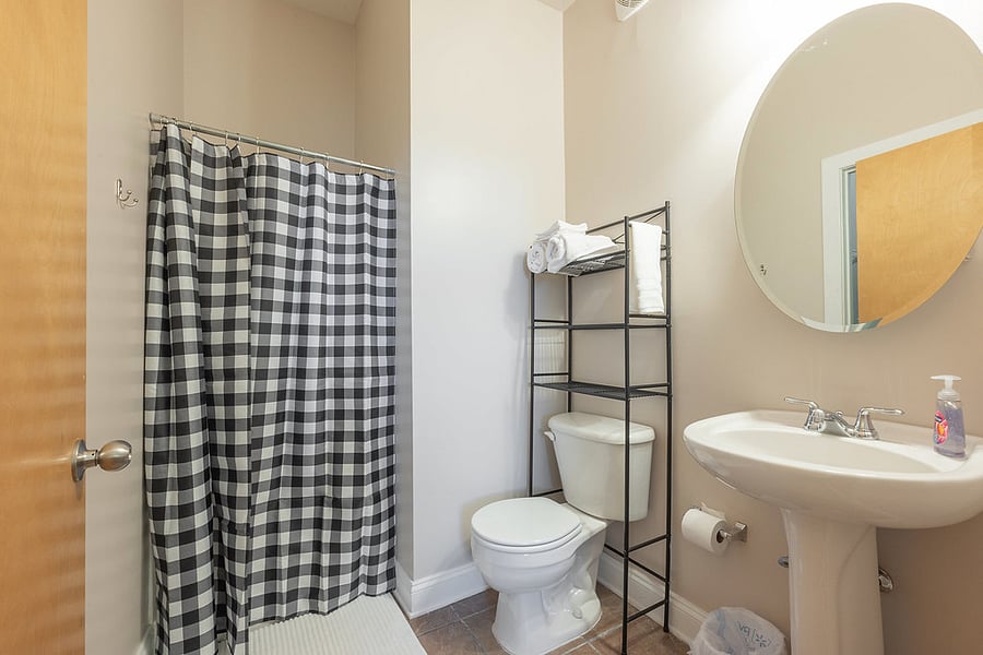 En-suite to bedroom 2