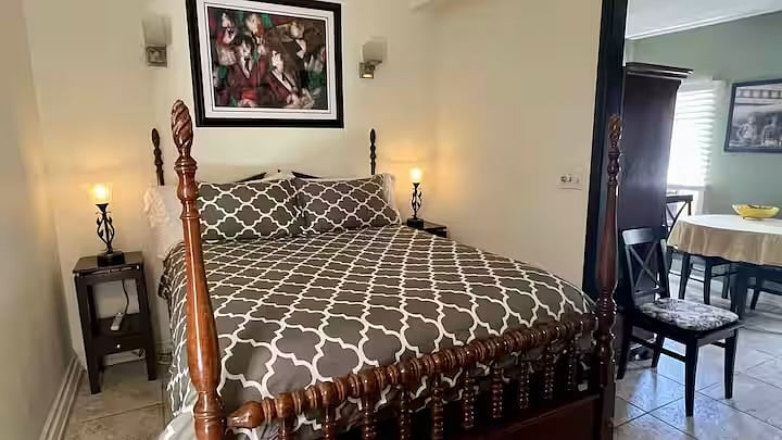 Queen size bed.