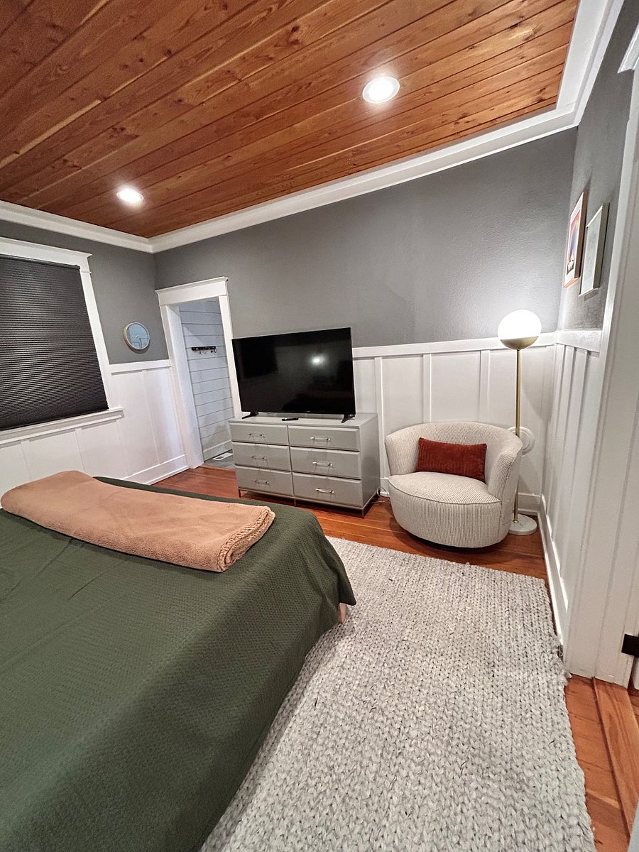 Primary bedroom (main floor)