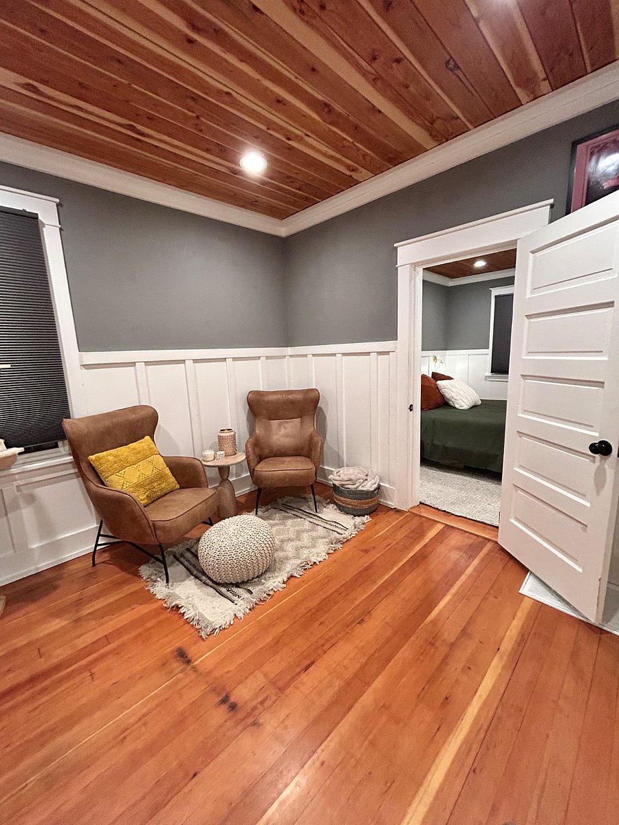 Sitting room outside of primary bedroom