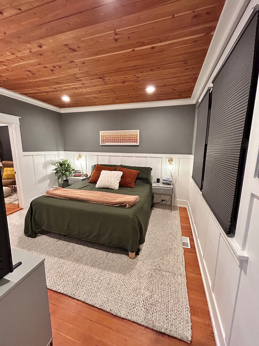 Primary bedroom (main floor)