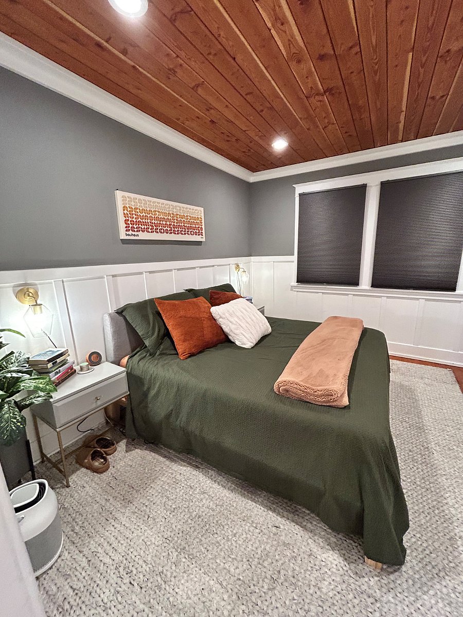 Primary bedroom (main floor)